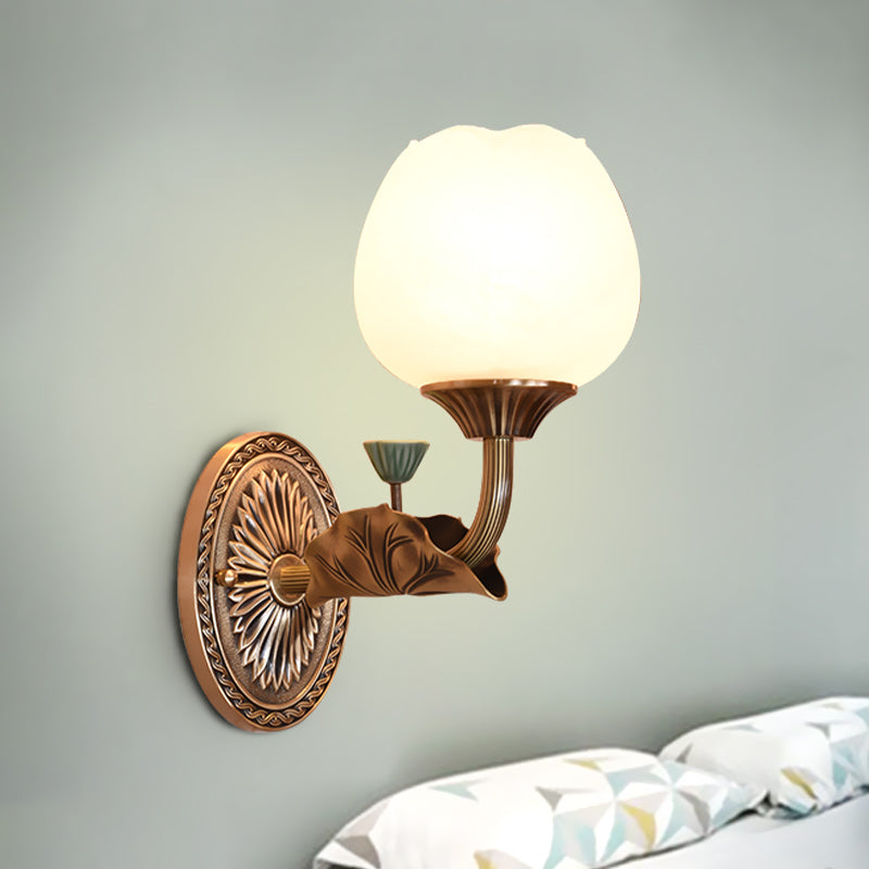 Iluminación de matorral de bronce engranado lámpara de pared de sala de estar de un solo cabezal de vidrio lácteo