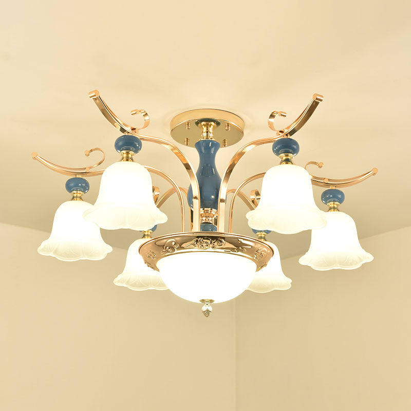 Goldene schalenartige Halbfluschenhalterung traditioneller Metallic 6-Bulb-Schlafzimmer Flush-Kraut mit opalweißem Glasschatten