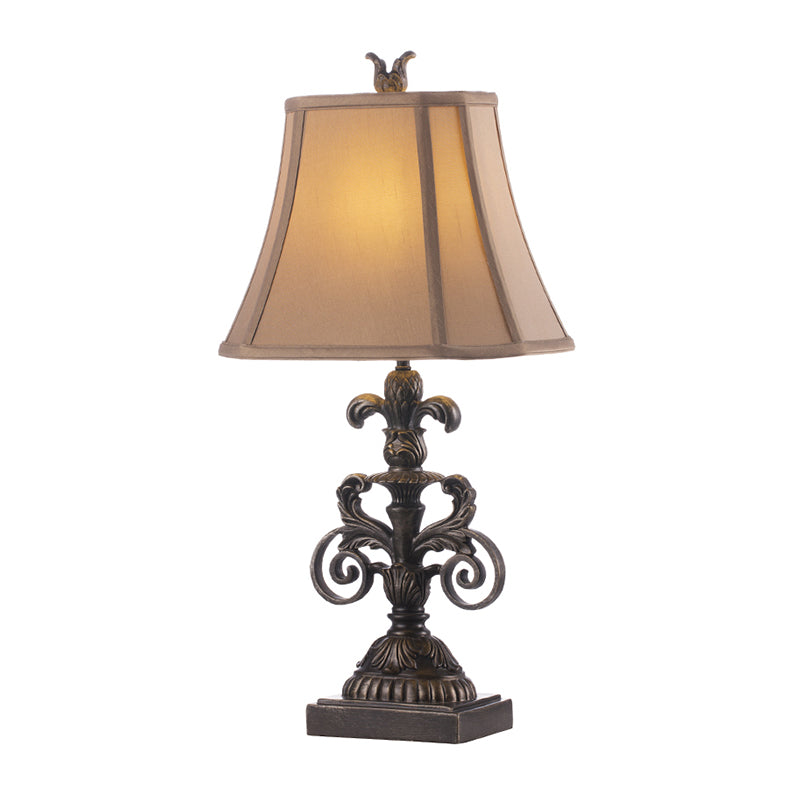 1-licht Pagode Nachtstandaard Retro Khaki Fabric Tafelverlichting met gesneden fleur de lis voetstuk