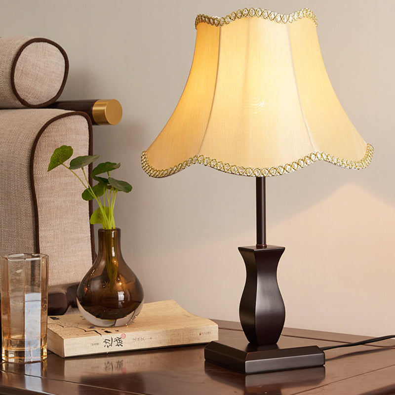 Single-bulp tafelverlichting land lambrisering bel-geschulpte stof nachtstandaardlamp in beige/bordeaux