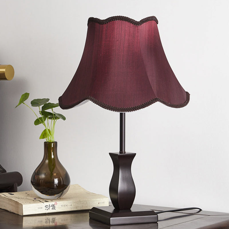 Single-bulp tafelverlichting land lambrisering bel-geschulpte stof nachtstandaardlamp in beige/bordeaux