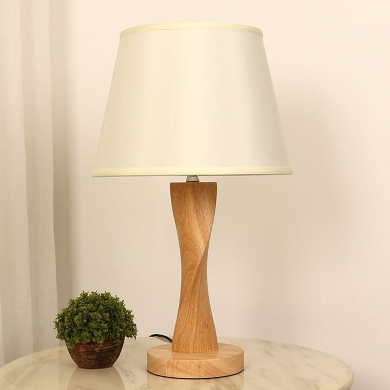 Lampada da notte intrecciata in legno Cottage 1 luce Illuminazione da tavolo da soggiorno con paralume conico in tessuto in beige/grigio/lino