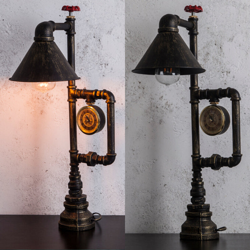 Lámpara de mesa de sombra de metal cónico estilo industrial 1 luz de mesa de dormitorio con válvula roja y reloj deco en bronce