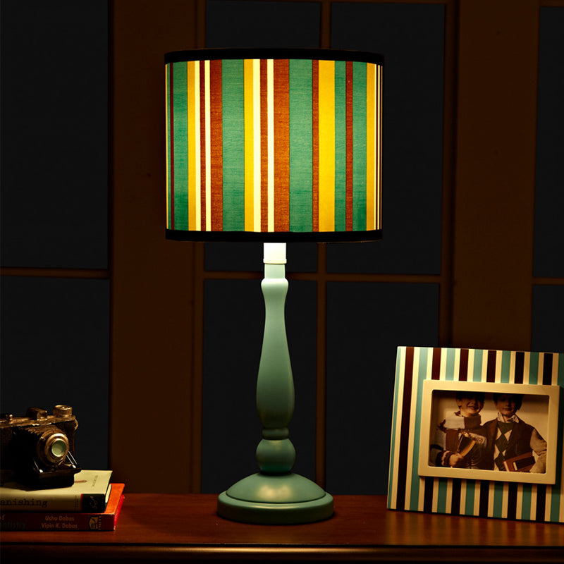 1 Glühbirnenschlafzimmer Nachttischlampe moderne blaue Nachttischlicht mit Trommelstoffschatten