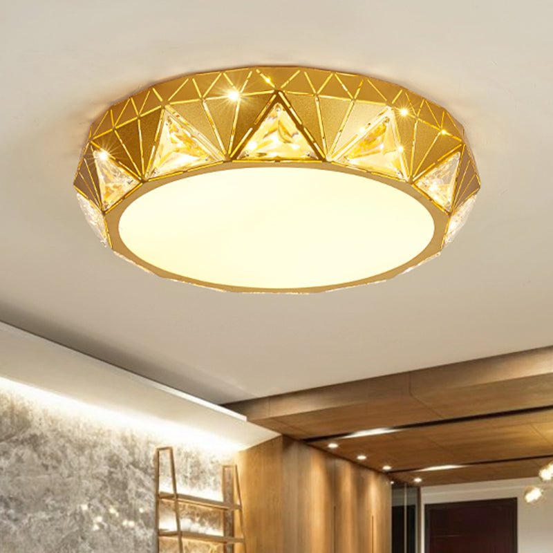 Apparecchio per montaggio a incasso a tamburo geometrico con finitura dorata. Incasso a soffitto a LED in cristallo triangolare contemporaneo