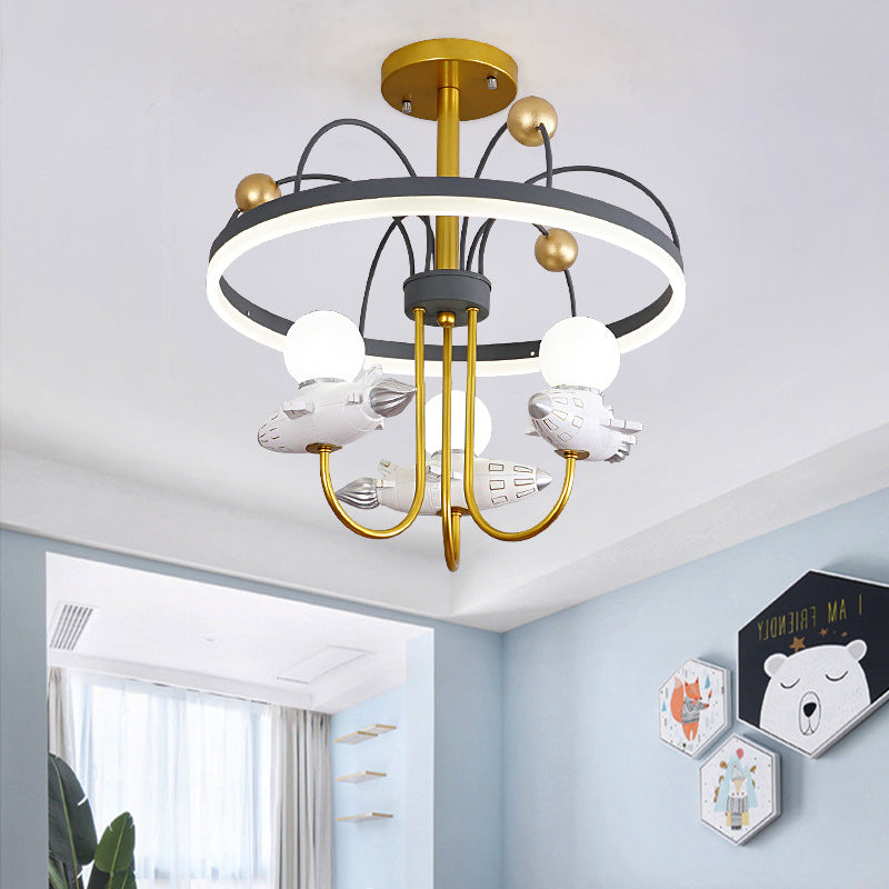 Raketen- und Orbitharz-Halbfluschen-Chandelier-Kinder 3-Fulbgold und graue Decke Flush Mount