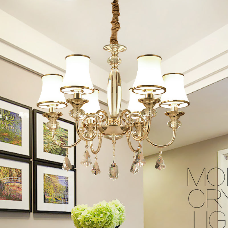 Postmoderne ausgestattete Schatten Kronleuchter 6 Lampenlampen Opalin-Glashängelampe in Gold mit Kristallabfall