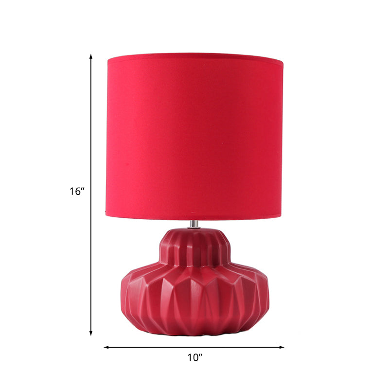 Lampada da comodino in tessuto cilindrico retrò a 1 lampadina da soggiorno con base in vaso di ceramica in rosso