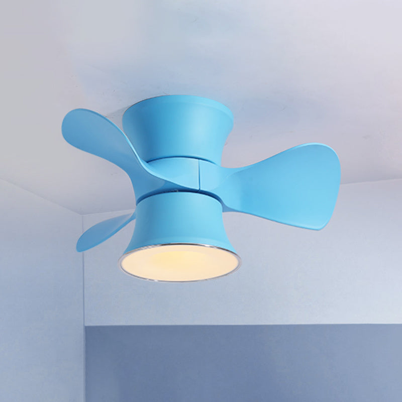 3-Blade-Makkaron-LED-Spülen Deckenventilator Blau/rosa kurvige Flushmount-Beleuchtung mit Acrylschatten, 23,5 "Breite