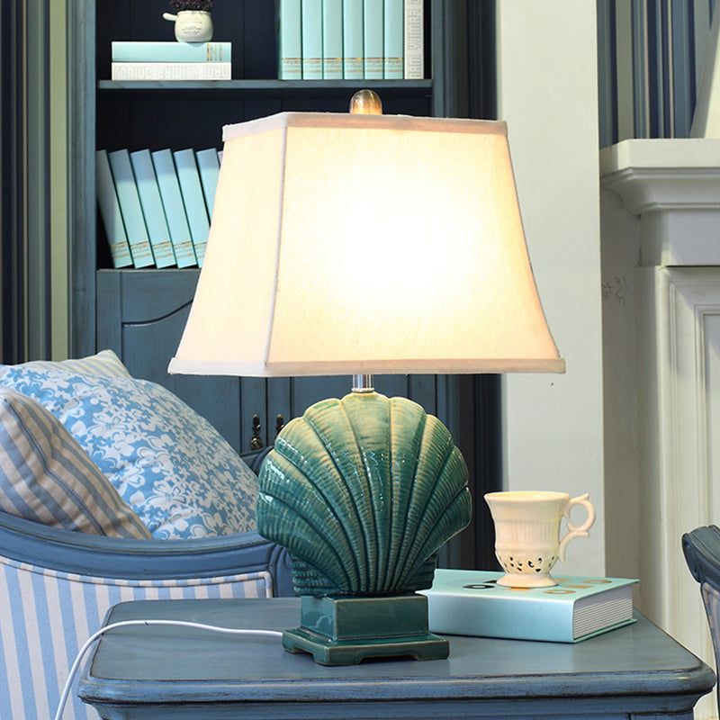 Shelme de nuit en céramique à la main Style country de country 1 bulbe de chambre lampe de table en vert / blanc avec une nuance de tissu de pagode