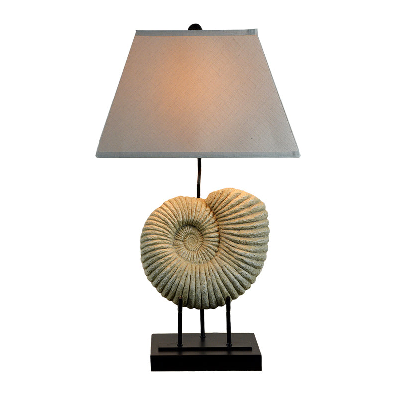 Country Spiral Shell Lampe de nuit à 1 lumière Light Table Éclairage avec une nuance de tissu pyramide en blanc