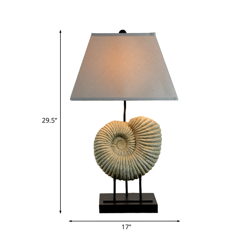 Country Spiral Shell Lampe de nuit à 1 lumière Light Table Éclairage avec une nuance de tissu pyramide en blanc