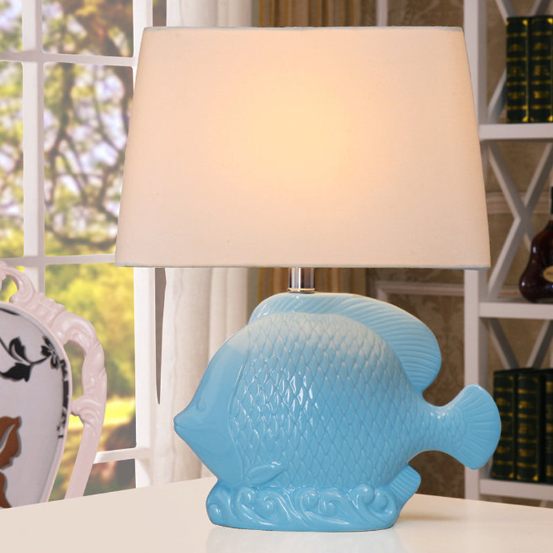 Accensione del tavolo blu ceramico pesce tropicale a bulbo singolo stand night luce con paralume in tessuto rettangolo