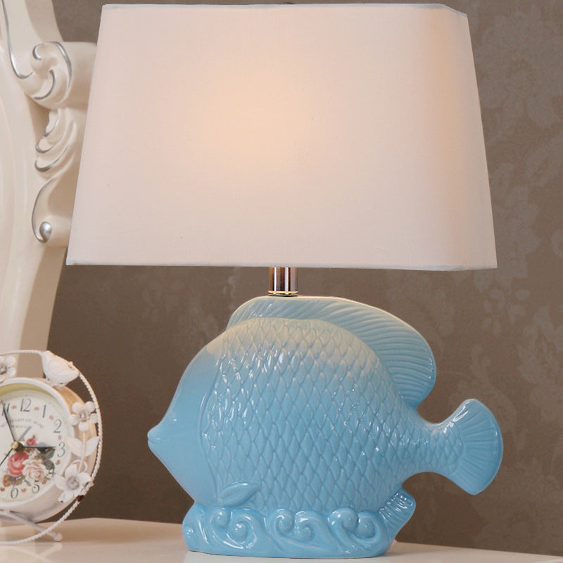 Accensione del tavolo blu ceramico pesce tropicale a bulbo singolo stand night luce con paralume in tessuto rettangolo