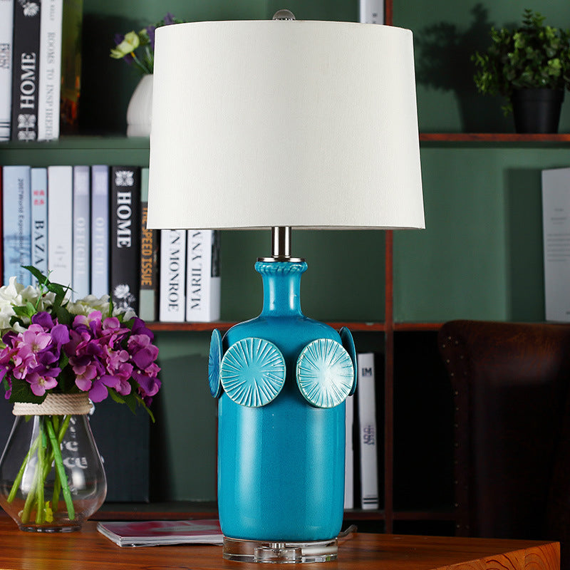 Lampada da comodino stile country a 1 luce, illuminazione da tavolo in ceramica in blu con paralume in tessuto tamburo