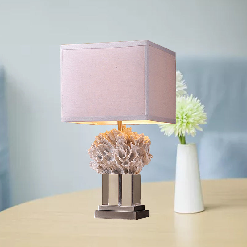 Einzelharz Nachttisch Lampe rustikale weiße Seetang Schlafzimmer Nachttischlicht mit Würfelstoffschatten