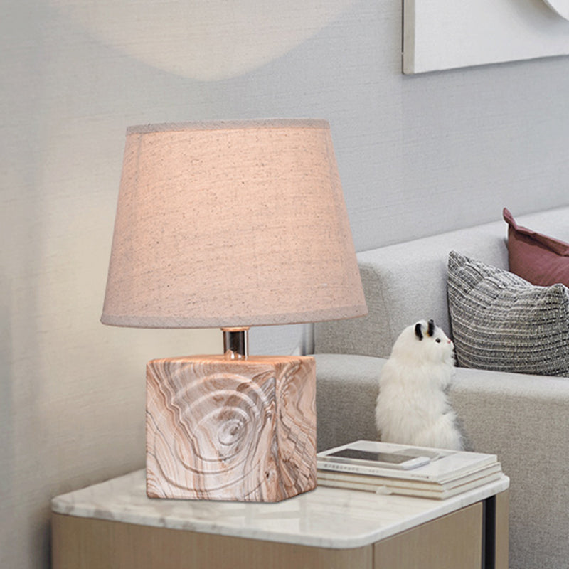 Tableau de tissu conique Éclairage Rustique 1 Bulbe Lampe de nuit au chevet avec base de bloc de grain de bois en blanc