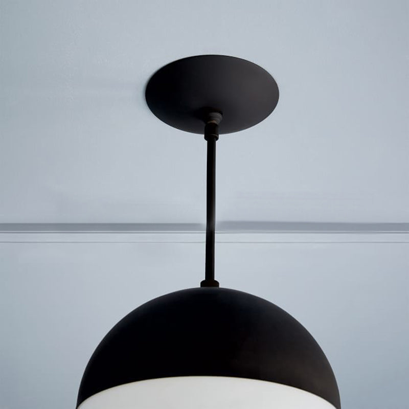 Lampada a ciondolo di sfera nera/oro Modernista 1 Light Aitura del soffitto in vetro opale per cucina