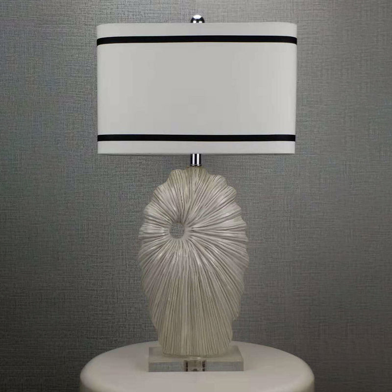 Lampada da tavolo in tessuto bianco-nero con paralume rettangolare a 1 testa Lampada da tavolo in stile anticato con base in porcellana conchiglia
