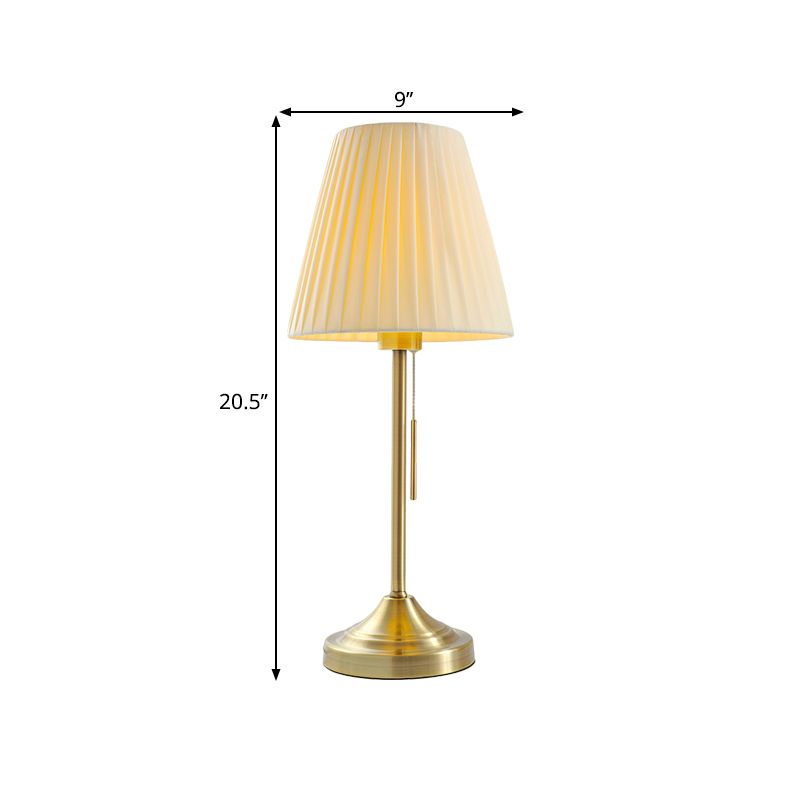 Moderne conische nachtlamp geplooide stof 1-licht slaapkamer metalen tafellicht in beige/rood met trekketting
