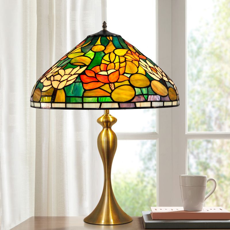 1 Kopf Nachtlicht Vintage konische mehrfarbige Buntglas-Schreibtischlampe mit Lotusmuster in Messing