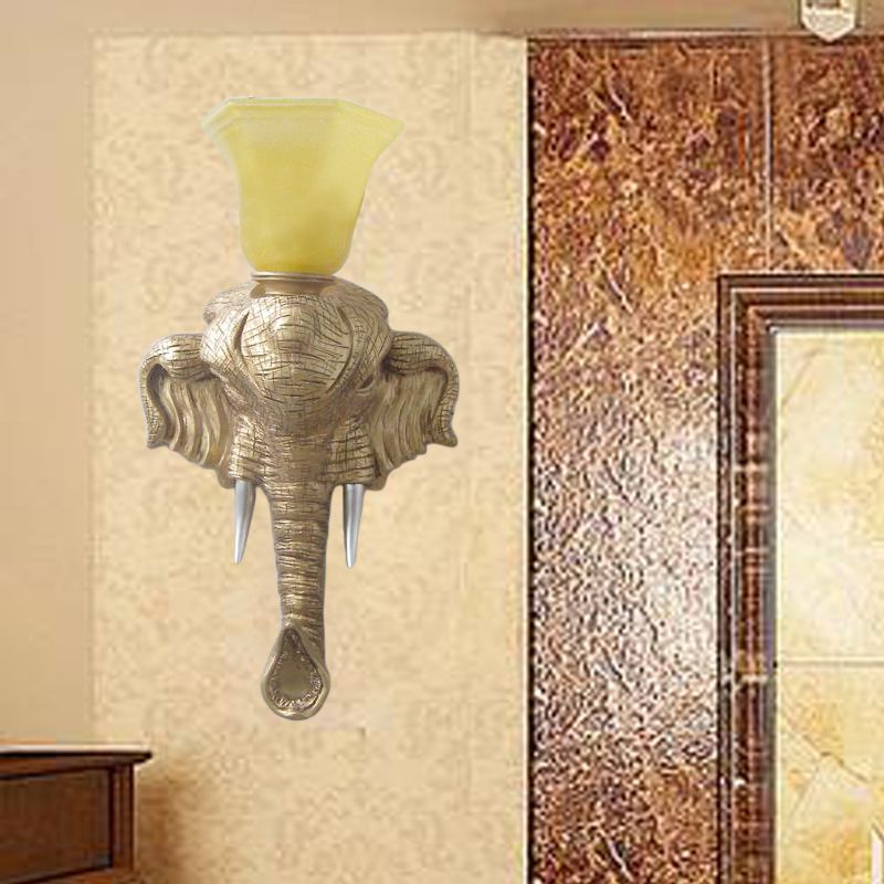 Éclairage mural en verre beige évasé Vintage 1 Light Living Room Glasce Light with Gold Elephant Base