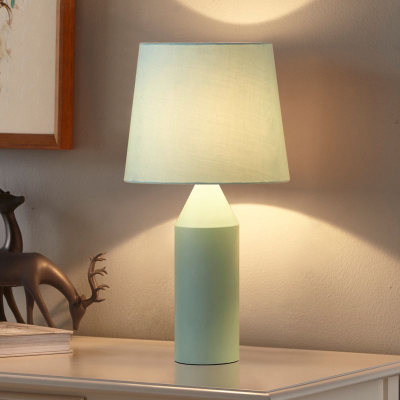 Moderne makkaronfarbene Schreibtisch Leuchtstift 1 Kopfstofftischlampe mit sich verjüngter Schatten für das Restaurant