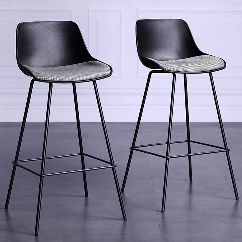 Tabouret de bar industriel rembourré blanc, haut d'intérieur noir avec siège baquet