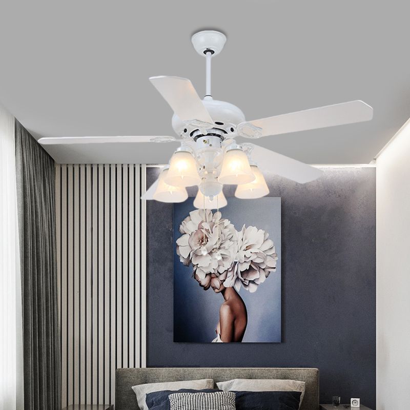 White 5 luces colgando ventilador de ventilador modernista ópalo lámpara de semi descarga con 5 cuchillas para sala de estar, 48 "W