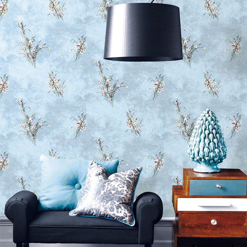 Decorative Cluster Blossoms Wallpaper Non-Woven Fabric Wall Covering for Living Room in Pastel Blue