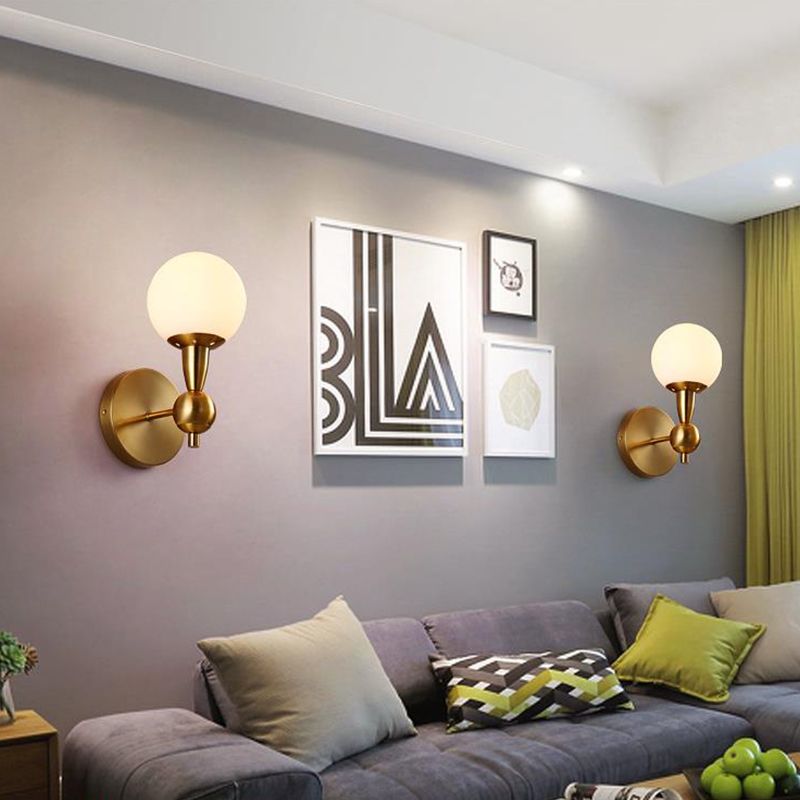 Bolvormige wandverlichting eigentijds wit glas bedmuurlamp in goud in goud