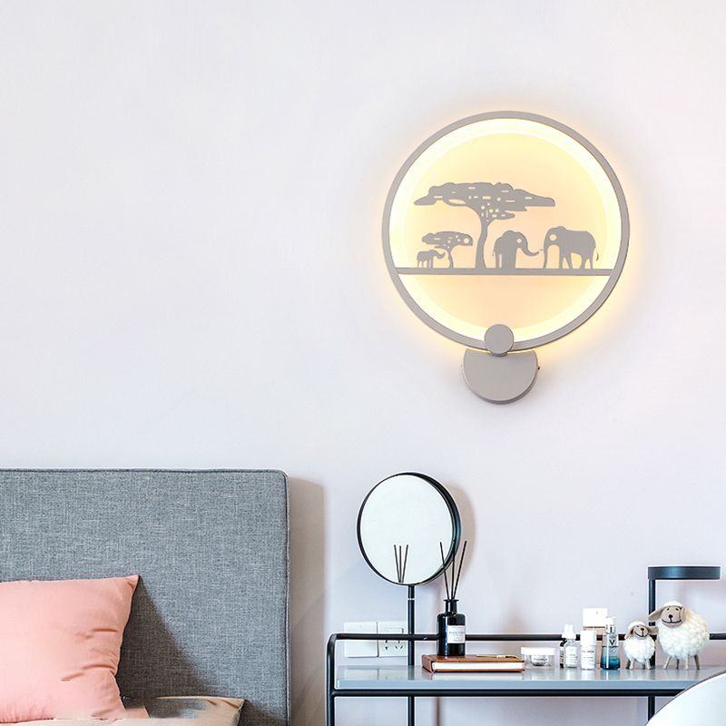 Unique Shape Metal Wall Light Modern Style 1-Light Wall Mounted Light Fixture in White