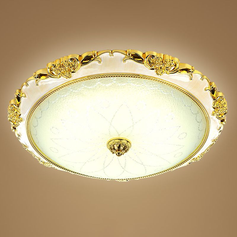 Kuppel-Unterputz-Deckenleuchten. Traditioneller Deckenleuchter aus Milchglas für den Flur