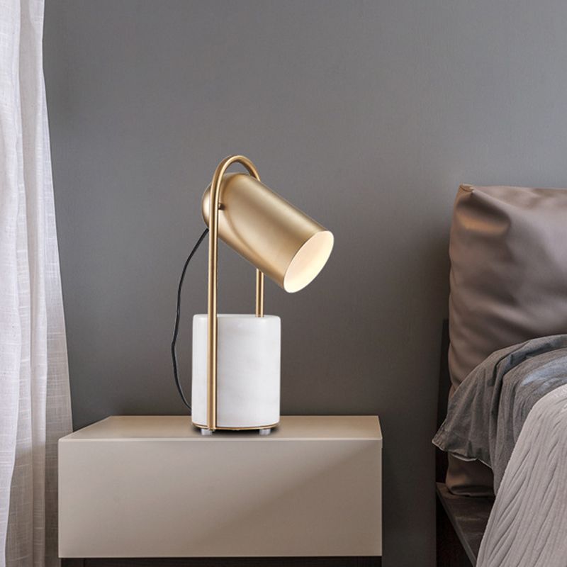 Lampada da comodino di design in ottone a 1 luce con supporto da tavolo a cloche in metallo con piedistallo in marmo bianco