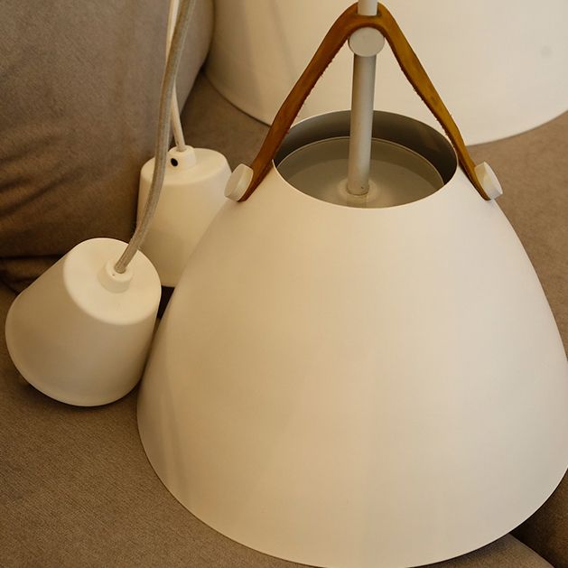 Lumière suspendue en métal