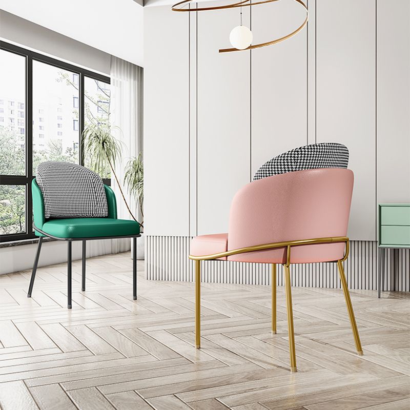 Silla de comedor de metal Glam, sillas de comedor de cuero PU sin brazos para uso doméstico