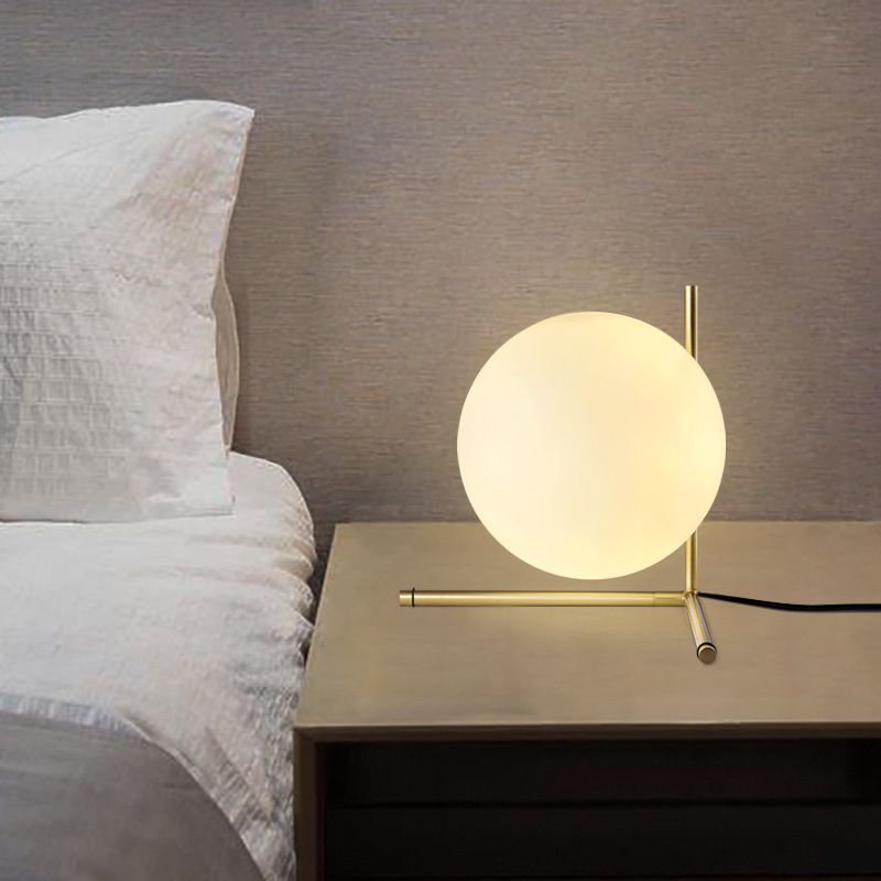 Lampada da tavolo globo dorato in stile moderno e conciso Lampada da tavolo in ferro placcato per spazi interni