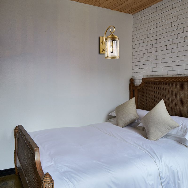 Éclairage mural d'or 1 tête à la tête traditionnelle Mur à l'oiseau métallue légère avec une teinte en verre transparent pour le porche