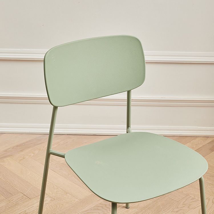 Silla de comedor de estilo moderno Silla auxiliar apilable sin brazos con patas de metal