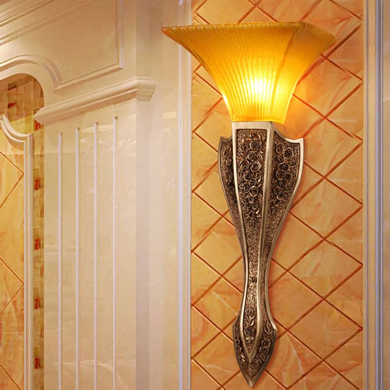 Vidrio amarillo Luz de pared acampanada Estilo moderno 1 Luz de la sala de estar de luz lámpara en oro, 9 "/12" de ancho