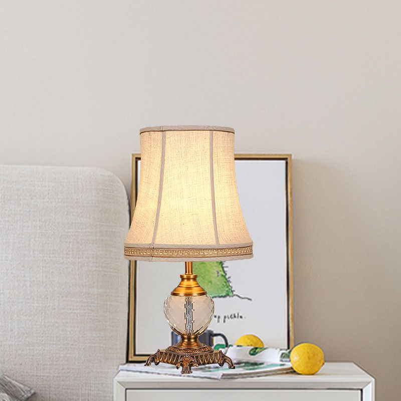 Bell Stofftischlampe moderne 1 Kopf Beige Schreibtisch hell, geschnitzte Bronze -Metall -Basis