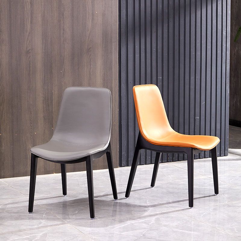 Chaise de salle à manger en cuir avec dossier solide et pieds noirs, maison industrielle
