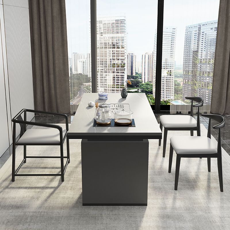 Mesa de comedor con encimera rectangular y tapa de piedra moderna con pedestal doble de metal