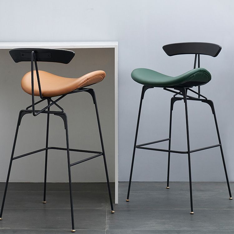 Sgabello da 31,50 "sgabello da barra industriale e sgabelli con un bancone con 4 gambe in nero