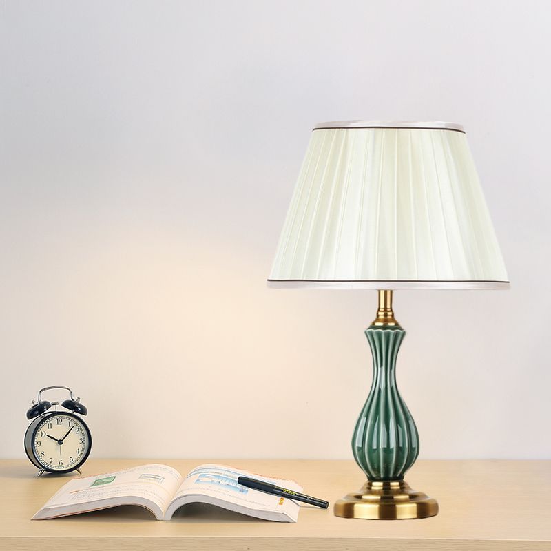 1 Glühbirnen-Stofftischlampe Traditionelle weiße, überbesserte/konische Schlafzimmer-Nachttischbeleuchtung mit Keramik-Urnen-Förster-Basis