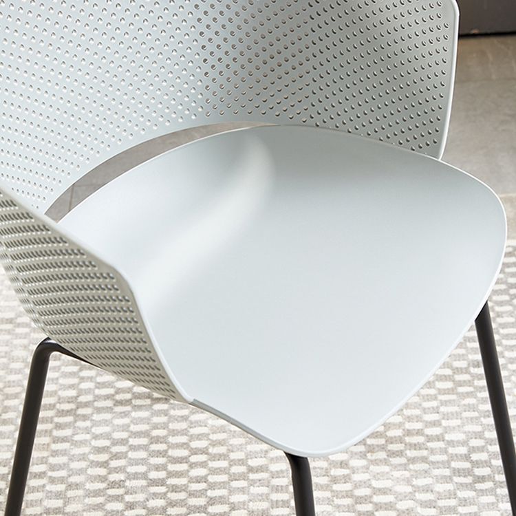 Silla de comedor contemporánea con respaldo abierto y patas de metal para cocina