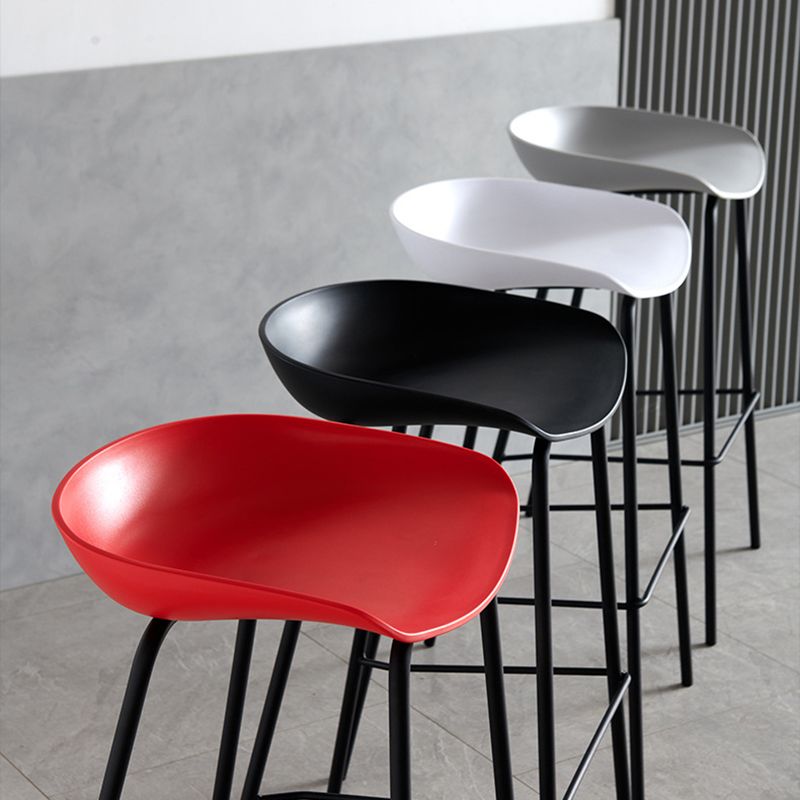 Taburetes de contraates de plástico de metal escandinavo taburetes de bar sin respaldo con asiento de cubo