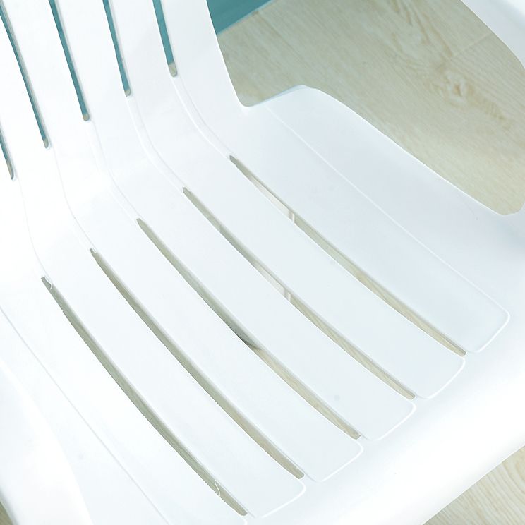 El hogar moderno que cena el brazo preside los sillones de comedor apilables plásticos Windsor