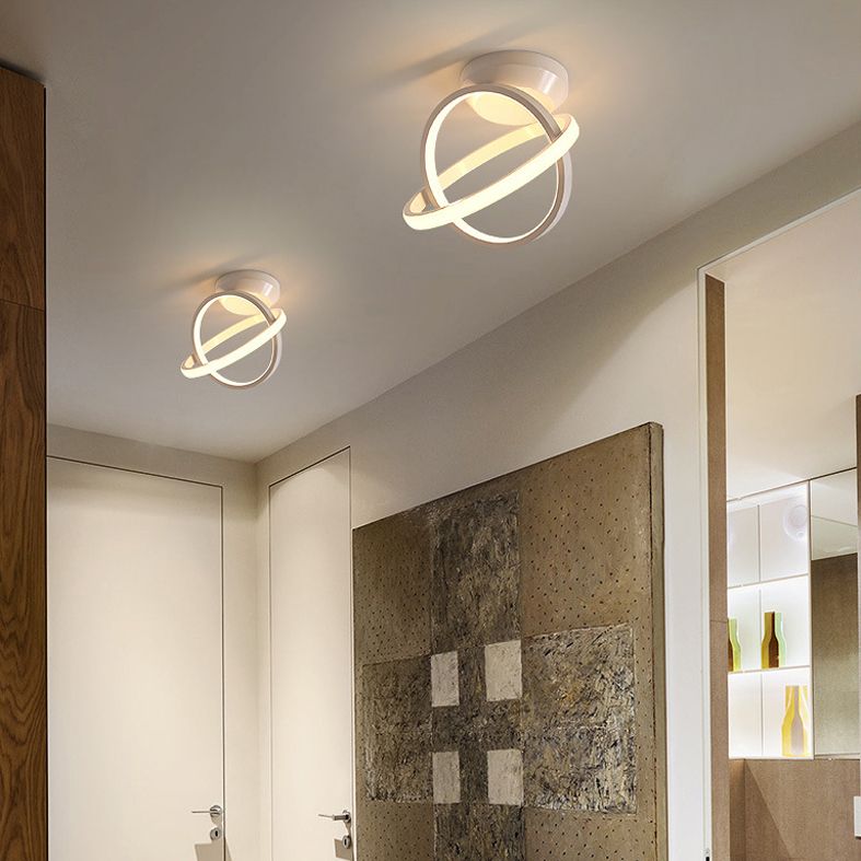Plafoniera a LED lineare a 2 luci in un moderno e semplice apparecchio da soffitto in alluminio con paralume in silicone