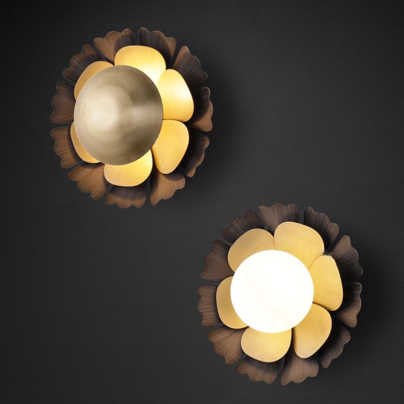 Postmodern Metal Wall Sconce Flower Shape Wall Light for Bedroom